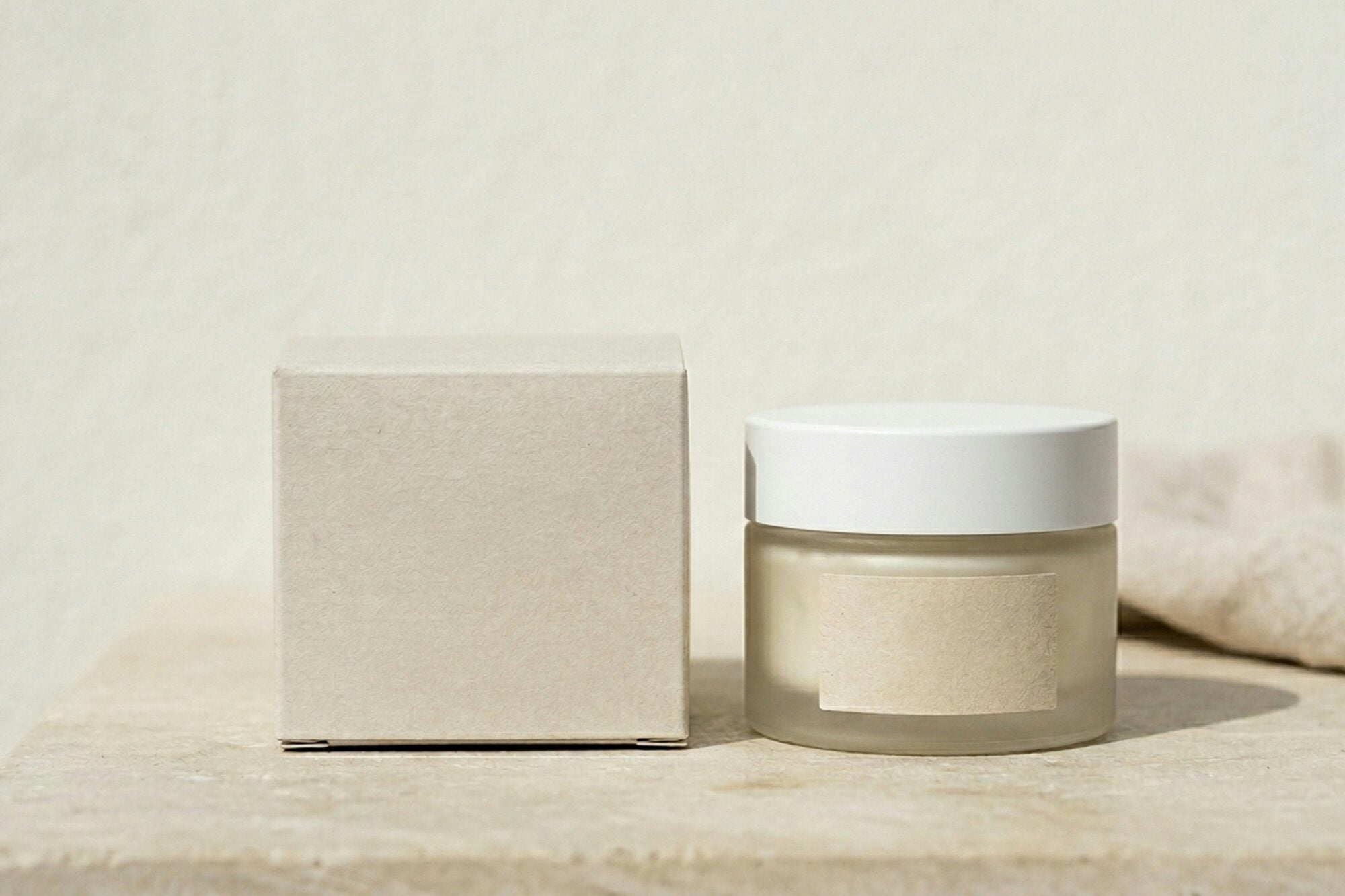 Cygneia cream jar and box